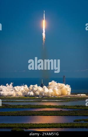 Merritt Island, USA. Oktober 2024. SpaceX startet am 14. Oktober 2024 den Europa Clipper der NASA auf einer Falcon Heavy Rakete vom Kennedy Space Center in Merritt Island, Florida. (Foto: Alex G Perez/AGPfot/SIPA USA) Credit: SIPA USA/Alamy Live News Stockfoto