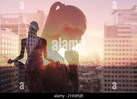 Nachdenkliche, achtsame Frau, die Stress bewältigt, ruhig bleibt, Meditationskonzept Stockfoto