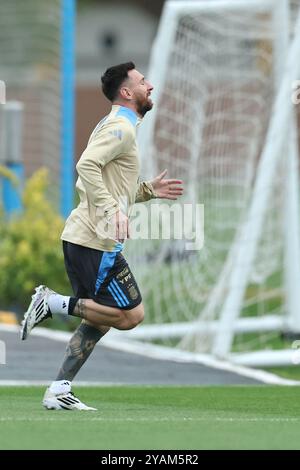 Buenos Aires, Argentinien. Oktober 2024. Der argentinische Stürmer Lionel Messi blickt am 14. Oktober 2024 in Ezeiza, Provinz Buenos Aires, vor den Qualifikationsspielen zur FIFA-Weltmeisterschaft 2026 gegen Bolivien auf. Quelle: Alejandro Pagni/Alamy Live News Stockfoto