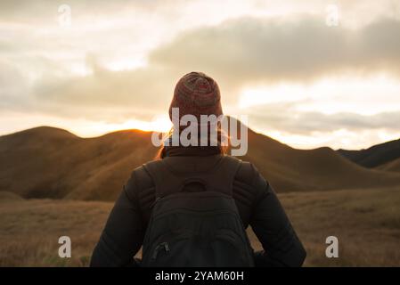 Weibliche Wanderer mit Blick in den Horizont. Stockfoto