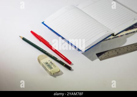 Indonesien 9. September 2024, Notizbuch mit anderen Schreibwaren in Nahaufnahme Foto aus Seitenwinkel auf isoliertem weißem Hintergrund Stockfoto