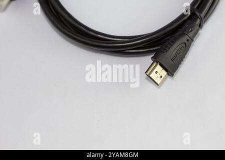 HDMI-KABEL MIT WEISSEM HINTERGRUND, ISOLIERT IN NAHAUFNAHMEN AUS DEM OBEREN WINKEL Stockfoto