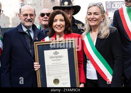 New York, New York, USA. Oktober 2024. Gouverneur Kathy Hochul verkündet die italienische Botschafterin in den USA Mariangela Zappia steht zu ihrer Linken während der jährlichen Columbus Day-Parade 2024 auf der 5th Avenue in Manhattan, New York am 14. Oktober 2024 (Foto: © Lev Radin/ZUMA Press Wire) NUR ZUR REDAKTIONELLEN VERWENDUNG! Nicht für kommerzielle ZWECKE! Quelle: ZUMA Press, Inc./Alamy Live News Stockfoto