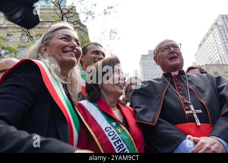 New York, New York, USA. Oktober 2024. Die italienische Botschafterin in den USA Mariangela Zappia, Gouverneur Kathy Hochul, Kardinal Timothy Dolan nehmen am 14. Oktober 2024 an der jährlichen Columbus Day Parade auf der 5th Avenue in Manhattan, New York, Teil 2024 (Foto: © Lev Radin/ZUMA Press Wire). Nicht für kommerzielle ZWECKE! Quelle: ZUMA Press, Inc./Alamy Live News Stockfoto