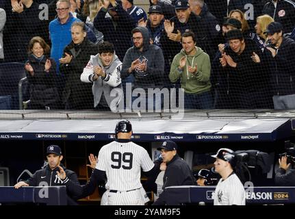 New York, Usa. Oktober 2024. Die Fans jubeln dem New York Yankees Aaron Judge zu, nachdem er am Montag, den 14. Oktober 2024, auf einem wilden Feld von Joey Cantillo, dem Entlastungskrug der Cleveland Guardians, einen 2-0er Vorsprung im Spiel eins der MLB ALCS im Yankee Stadium in New York City erzielte. Foto: John Angelillo/UPI Credit: UPI/Alamy Live News Stockfoto