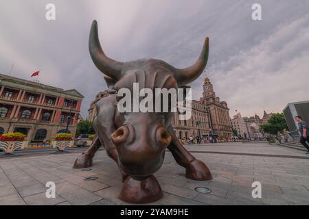 Shanghai, China - 30. Dezember 2022: Bronzebull auf dem Bund in Shanghai, Eiserne Bullenstatue vor chinesischen Banken an der Waitan Bund Promenade, Sha Stockfoto