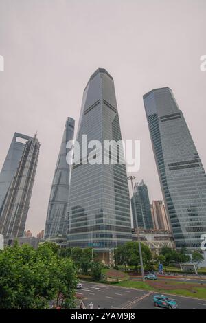 Shanghai, China - 30. Dezember 2022: Spaziergang durch das Pudong-Viertel in Shanghai in der Nähe von Wolkenkratzern. Stockfoto