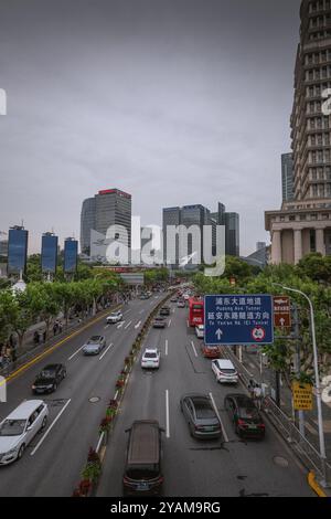 Shanghai, China - 30. Dezember 2022: Moderne Hochhäuser in Lujiazui, Pudong, Shanghai. Stockfoto