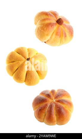 Kürbisförmige Brötchen in der Luft auf weißem Hintergrund Stockfoto