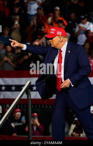 Juneau, Wisconsin, USA. Oktober 2024. Der ehemalige Präsident DONALD TRUMP sprach fast zwei Stunden lang während einer Kundgebung am Dodge County Airport in Juneau, Wiss. Am Sonntag, den 6. Oktober. TRUMP sagte, wenn er die Wahl verliert, ist dieses Land am Ende. (Kreditbild: © Jeff M. Brown/ZUMA Press Wire) NUR REDAKTIONELLE VERWENDUNG! Nicht für kommerzielle ZWECKE! Stockfoto