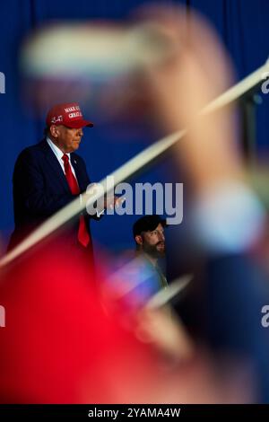 Juneau, Wisconsin, USA. Oktober 2024. Der ehemalige Präsident DONALD TRUMP macht sich am Sonntag, den 6. Oktober, auf die Bühne auf einer Kundgebung am Dodge County Airport in Juneau, Wiss. TRUMP, der fast zwei Stunden lang sprach, sagte, wenn er die Wahl verliert, sei dieses Land fertig. (Kreditbild: © Jeff M. Brown/ZUMA Press Wire) NUR REDAKTIONELLE VERWENDUNG! Nicht für kommerzielle ZWECKE! Stockfoto