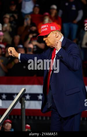 Juneau, Wisconsin, USA. Oktober 2024. Der ehemalige Präsident DONALD TRUMP tanzt nach fast zwei Stunden während einer Kundgebung am Flughafen Dodge County in Juneau, Wiss. Am Sonntag, den 6. Oktober. TRUMP sagte, wenn er die Wahl verliert, ist dieses Land am Ende. (Kreditbild: © Jeff M. Brown/ZUMA Press Wire) NUR REDAKTIONELLE VERWENDUNG! Nicht für kommerzielle ZWECKE! Stockfoto