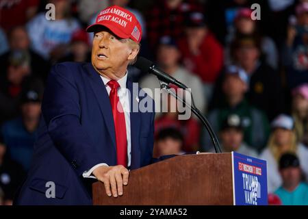 Juneau, Wisconsin, USA. Oktober 2024. Der ehemalige Präsident DONALD TRUMP sprach fast zwei Stunden lang während einer Kundgebung am Dodge County Airport in Juneau, Wiss. Am Sonntag, den 6. Oktober. TRUMP sagte, wenn er die Wahl verliert, ist dieses Land am Ende. (Kreditbild: © Jeff M. Brown/ZUMA Press Wire) NUR REDAKTIONELLE VERWENDUNG! Nicht für kommerzielle ZWECKE! Stockfoto