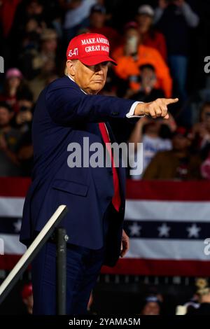 Juneau, Wisconsin, USA. Oktober 2024. Der ehemalige Präsident DONALD TRUMP weist auf die Menge hin, nachdem er während einer Kundgebung am 6. Oktober fast zwei Stunden lang auf dem Dodge County Airport in Juneau gesprochen hatte. TRUMP sagte, wenn er die Wahl verliert, ist dieses Land am Ende. (Kreditbild: © Jeff M. Brown/ZUMA Press Wire) NUR REDAKTIONELLE VERWENDUNG! Nicht für kommerzielle ZWECKE! Stockfoto