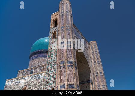 Architektonische Details der Bibi-Chanym-Moschee in Samarkand, Usbekistan. Hintergrundbild mit Mosaik Stockfoto