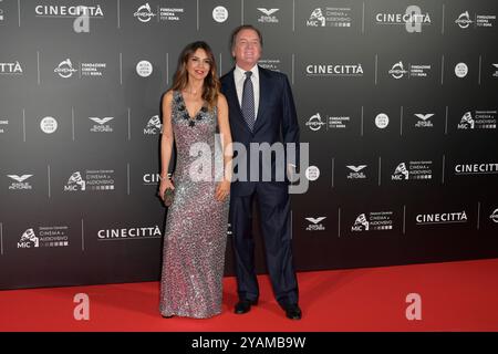 Rom, Italien. Oktober 2024. Veronica Bova (l) und Corrado Pesci (r) besuchen den roten Teppich des Films „Megalopolis“ in den Cinecittà Studios. Quelle: SOPA Images Limited/Alamy Live News Stockfoto