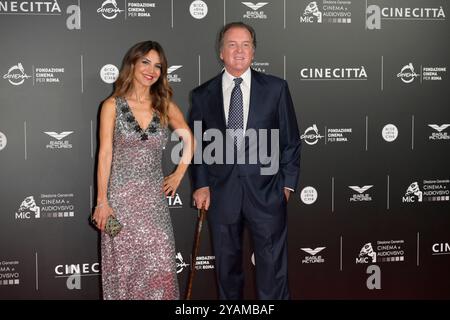 Rom, Italien. Oktober 2024. Veronica Bova (l) und Corrado Pesci (r) besuchen den roten Teppich des Films „Megalopolis“ in den Cinecittà Studios. Quelle: SOPA Images Limited/Alamy Live News Stockfoto