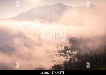 Sonnenaufgang über Reisterrassen von YuanYang in Yunnan, China, eines der jüngsten UNESCO-Welterbestätten Stockfoto