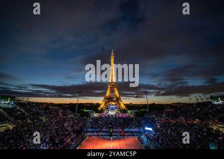 Beach Volley während der Olympischen Spiele 2024 vor dem Eiffelturm am 9. August 2024 in Paris. Stockfoto