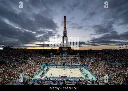 Beach Volley während der Olympischen Spiele 2024 vor dem Eiffelturm am 9. August 2024 in Paris. Stockfoto