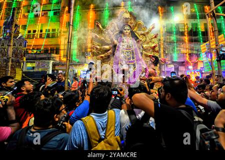 Kalkutta, Indien. Oktober 2024. Fotografen machen Fotos von einer Tonstatue der Göttin Durga anlässlich der Durga Puja Eintauchen. Durga Puja, ein jährliches Festival, das den Sieg des Guten über das Böse markiert, wird von Hindus in ganz Indien und im Ausland gefeiert. Es ist ein Anlass der großen Begeisterung und des Festes für die Hindus. Am letzten Tag, dem Tag von Bhashan oder Vijoya Dashami, werden Bilder und Idole in Wasser getaucht. Quelle: SOPA Images Limited/Alamy Live News Stockfoto