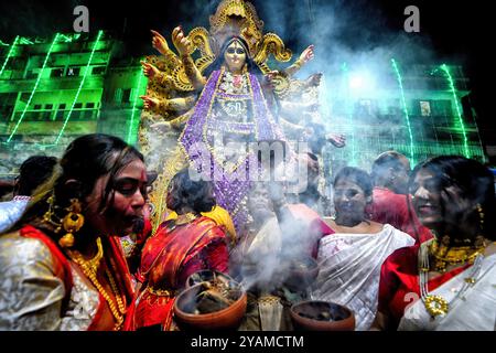 Kalkutta, Indien. Oktober 2024. Hinduistische Frauen spielen Dhunuchi-Tanz anlässlich der Durga Puja Immersion. Durga Puja, ein jährliches Festival, das den Sieg des Guten über das Böse markiert, wird von Hindus in ganz Indien und im Ausland gefeiert. Es ist ein Anlass der großen Begeisterung und des Festes für die Hindus. Am letzten Tag, dem Tag von Bhashan oder Vijoya Dashami, werden Bilder und Idole in Wasser getaucht. Quelle: SOPA Images Limited/Alamy Live News Stockfoto