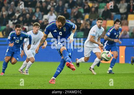 Udine, Italien. Oktober 2024. Mateo Retegui von Italien schießt und erzielt während der UEFA Nations League 2024/25 League Ein Spiel der Gruppe A2 zwischen Italien und Israel in Udine, Italien, 14. Oktober 2024. Quelle: Diego Petrussi/Xinhua/Alamy Live News Stockfoto