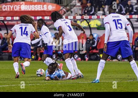 Brüssel, Belgien Oktober 2024. Jeremy Doku (unterster) aus Belgien fällt während des Fußballspiels der UEFA Nations League 2024/25 League A zwischen Belgien und Frankreich am 14. Oktober 2024 in Brüssel, Belgien. Quelle: Peng Ziyang/Xinhua/Alamy Live News Stockfoto