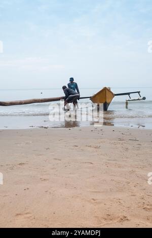 Zwei Fischer bereiten ihr Boot vor dem Segeln vor Stockfoto