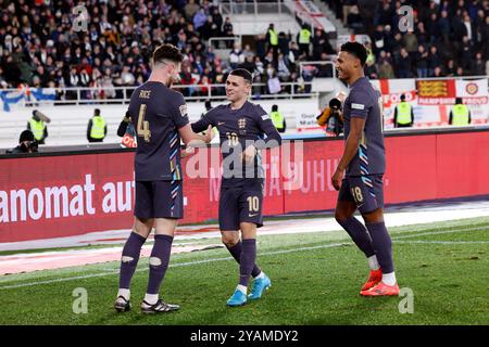 Declan Rice feiert, nachdem er Englands drittes Tor erzielt hat, rechts Phil Foden (10) und Ollie Watkins (18) UEFA Nations League 2022 - B League, Spiel der Gruppe B2 zwischen Finnland und England am 13. Oktober 2024 im Olympiastadion in Helsinki, Finnland. Stockfoto