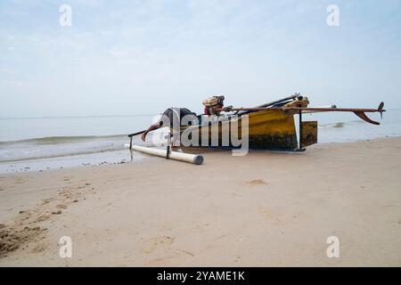 Zwei Fischer bereiten ihr Boot vor dem Segeln vor Stockfoto