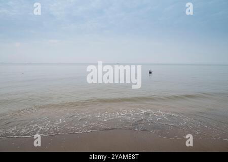 Ein Fischer fischt am Strand Stockfoto