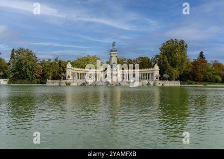 Das Monumento a Alfonso XII. (Spanisch: Monumento a Alfonso XII) befindet sich im Buen Retiro Park (El Retiro), Madrid, Spanien. Das Denkmal befindet sich auf Stockfoto