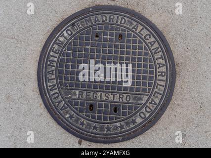 Madrider Schachtdeckel auf einer belebten Straße in Madrid, Spanien, Europa Stockfoto