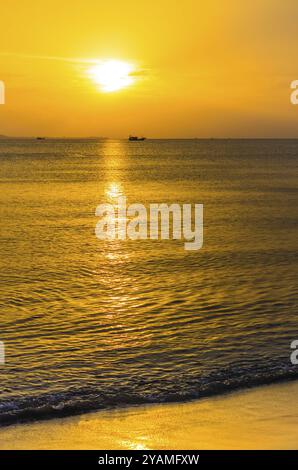 Fantastischer Blick auf den Sonnenuntergang auf das südchinesische Meer von der Sanya Bay in Sanya, Hainan, China, Asien Stockfoto