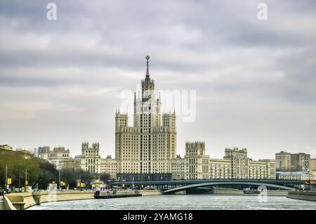 Blick auf den Wolkenkratzer am Kotelnicheskaya-Damm in Moskau, Russland, Europa Stockfoto