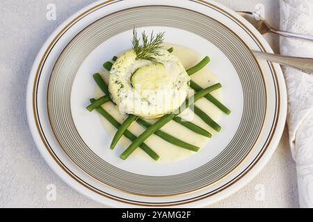 Schwäbische Küche, im Ofen gebackener Zander auf Prinzessinbohnen mit Zitronensauce, Fischgericht, Zanderfilet, Zucchini, grüne Bohnen, dill, Vorspeise, von t Stockfoto