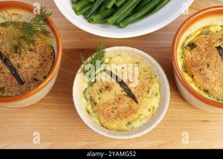 Schwäbische Küche, im Ofen gebackener Zander mit Prinzessinbohnen und Zitronensauce, Fischgericht, Zanderfilet, grüne Bohnen, Dill, Vorspeise, aus dem Ofen, r Stockfoto