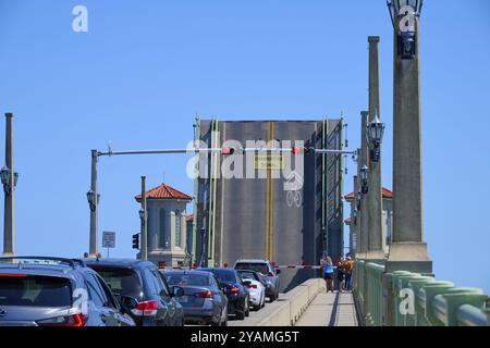 Ampel, Zugbrücke und Autos, mit einem Schild, Bridge of Lions und erhöhte Brücke, St. Augustine, Florida, USA, Nordamerika Stockfoto