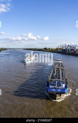 Fracht-, Tanker- und Flusskreuzfahrtschiff auf dem Rhein, bei Krefeld-Uerdingen, Nordrhein-Westfalen, Deutschland, Europa Stockfoto