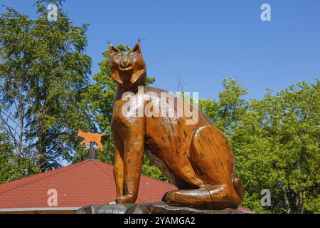 Lynx-Figur, Holzskulptur, Luchstation, Nachbildung, große Katze, lynx Info Point am Parkplatz auf Schloss Wildenstein, Pavillon hinten, Leiberting Stockfoto