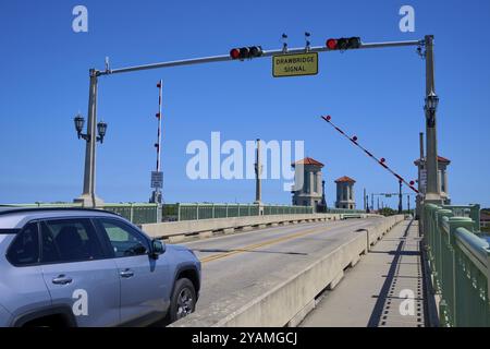 Ampel, Zugbrücke und ein Auto, mit einem Schild, Bridge of Lions, zeigt auf eine Zugbrücke, St. Augustine, Florida, USA, Nordamerika Stockfoto