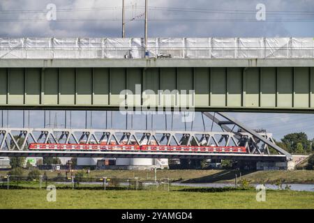 Die Josef-Kardinal-Frings-Brücke, ehemalige Südbrücke, Bundesstraße B1, über den Rhein zwischen Düsseldorf und Neuss, die Straßenbrücke ist baufällig Stockfoto