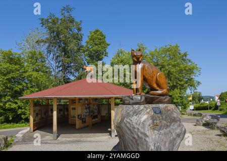 Lynx-Figur, Holzskulptur, Luchstation, Nachbildung, große Katze, lynx Info Point am Parkplatz auf Schloss Wildenstein, Pavillon mit Infotafeln Stockfoto