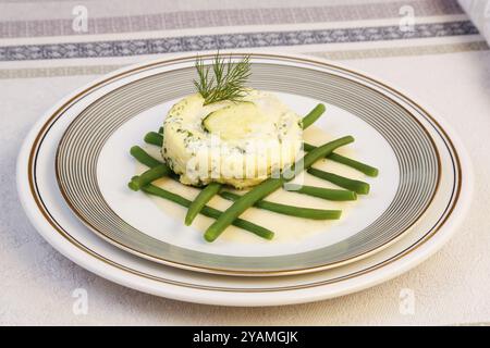 Schwäbische Küche, im Ofen gebackener Zander auf Prinzessinbohnen mit Zitronensauce, Fischgericht, Zanderfilet, Zucchini, grüne Bohnen, dill, Vorspeise, von t Stockfoto