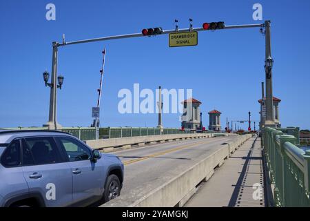 Ampel, Zugbrücke und ein Auto, mit einem Schild, Bridge of Lions, zeigt auf eine Zugbrücke, St. Augustine, Florida, USA, Nordamerika Stockfoto