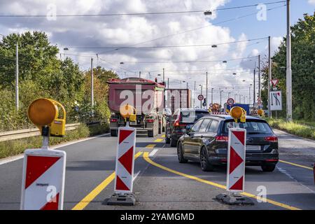 Die Josef-Kardinal-Frings-Brücke, Bundesstraße B1, zwischen Düsseldorf und Neuss, aufgrund massiver Brückenschäden ist nur eine von zwei Fahrspuren sti Stockfoto