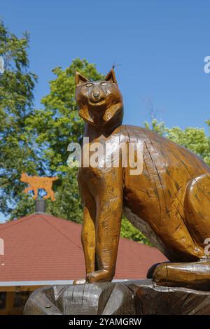 Lynx-Figur, Holzskulptur, Luchstation, Nachbildung, große Katze, lynx Info Point am Parkplatz auf Schloss Wildenstein, Pavillon hinten, Leiberting Stockfoto