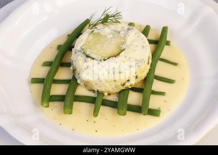 Schwäbische Küche, im Ofen gebackener Zander auf Prinzessinbohnen mit Zitronensauce, Fischgericht, Zanderfilet, Zucchini, grüne Bohnen, dill, Vorspeise, von t Stockfoto