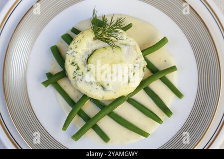 Schwäbische Küche, im Ofen gebackener Zander auf Prinzessinbohnen mit Zitronensauce, Fischgericht, Zanderfilet, Zucchini, grüne Bohnen, dill, Vorspeise, von t Stockfoto